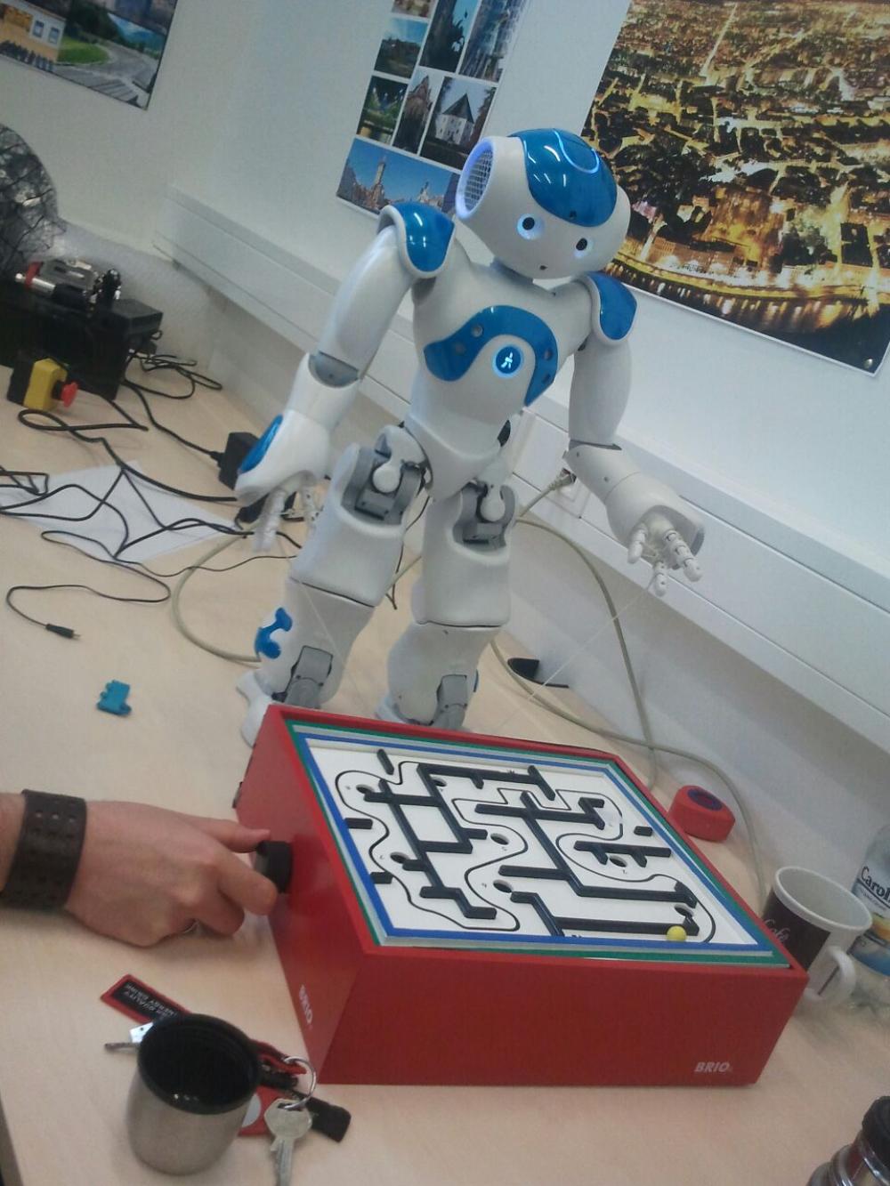 Cooperative ballmaze game with Nao robot.